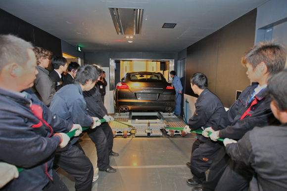 04-porsche-panamera-elevator